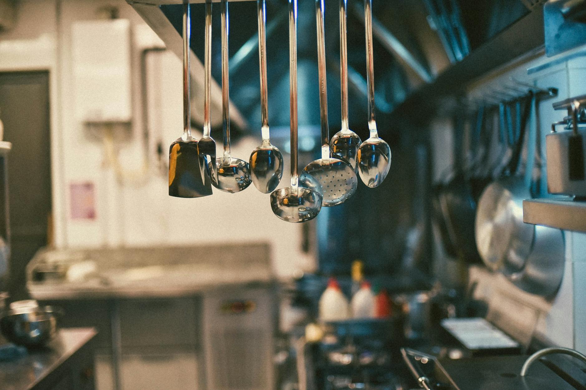 Cuisine professionnelle propre avec plan de travail en inox